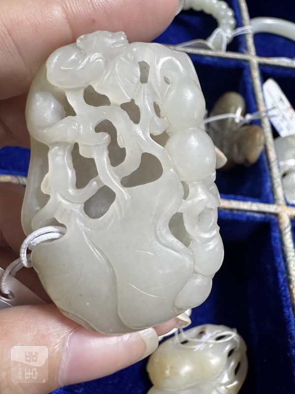 清 玉镂雕松鼠葡萄坠 - 图3